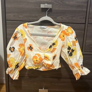 Zara floral shirt, NEVER worn. Cotton. Puffer sleeves. Cropped.
